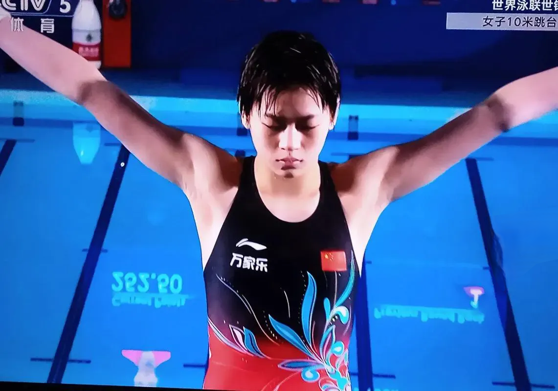 包含心灵之战！女子跳水决赛进入最后阶段的词条